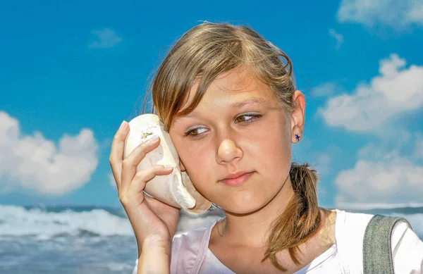 Girl Listens Sound Sea Pressing Shell Ear — Stock Photo, Image