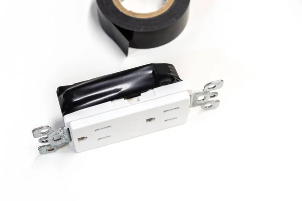插座用黑色绝缘胶带包裹 确保安装安全 — 图库照片