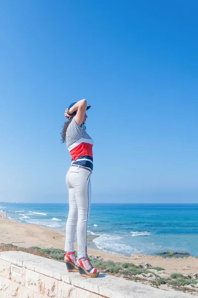 Retrato Una Chica Riendo Jisa Blanca Sombrero Azul Contra Mar — Foto de Stock