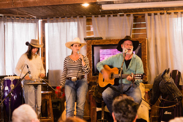 благотворительный концерт на лошадиной ферме для пенсионеров, приехавших из города
