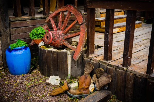 Petit Coin Avec Une Vieille Roue Cassée Chariot Plusieurs Bottes — Photo