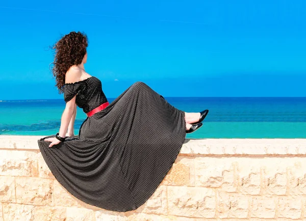 Chica Vestido Lunares Negro Fondo Del Mar — Foto de Stock