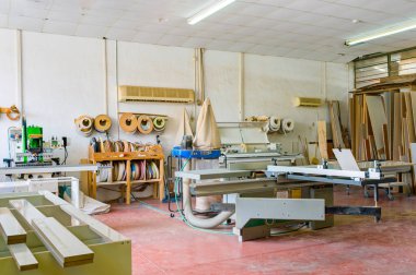 Üretim ve ahşap mobilya tamiri için küçük marangozluk atölye