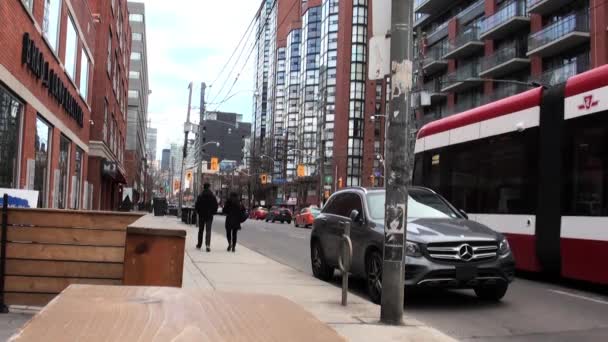 Tram Rossi Spiccano Brillantemente Nelle Strade Autunnali Toronto — Video Stock
