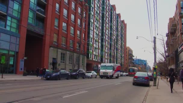 Красные Трамваи Ярко Выделяются Осенних Улицах Торонто — стоковое видео