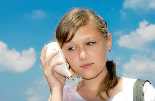 Fille Presse Son Oreille Écoute Les Sons Coquille — Photo