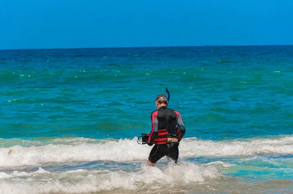 Nuotatore cercando di andare al mare — Foto Stock