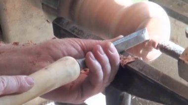 Turner makinedeki zımpara ve cila önce ahşap bir bölümünün ilk işlem tamamlandıktan