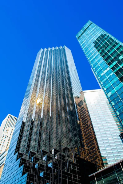 Úlomky vysokých budov proti modrému nebi — Stock fotografie