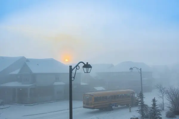 Туманное утро в городской жилой зоне — стоковое фото