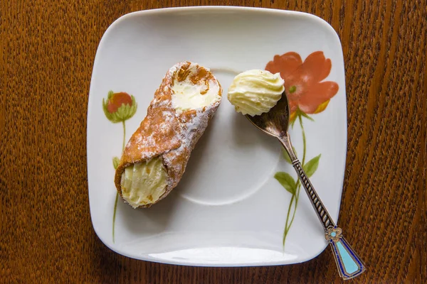 Pastel de cannoli y cuchara —  Fotos de Stock