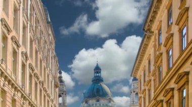 Üzerinde beyaz bulutlar yüzen Budapeşte merkezinde Eski Katolik katedrali.