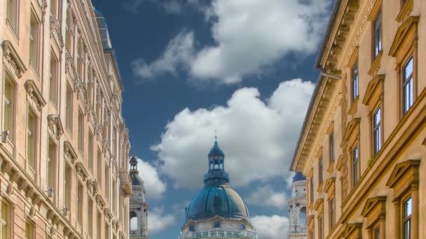 ブダペストの中心部にある古いカトリック大聖堂で その上に白い雲が浮かぶ — ストック動画