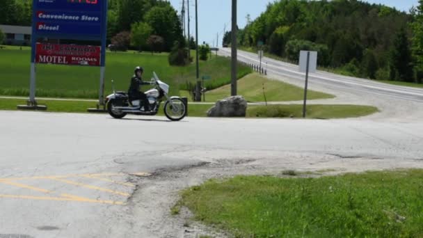 Varm Sommardag Motorcyklister Promenad Vägarna Landet — Stockvideo