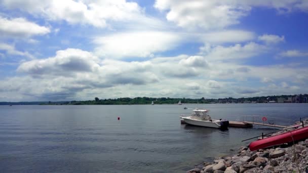 Grand Bateau Est Sur Jetée Près Maison Sur Lac Les — Video