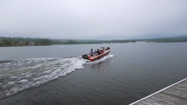 Pescadores Partiram Barco Motor Pescando Uma Manhã Nebulosa — Vídeo de Stock