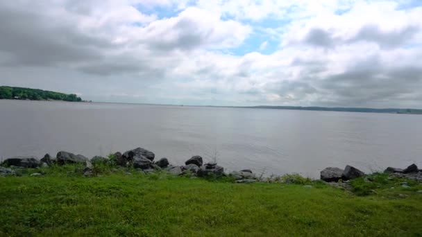 Una Fredda Giornata Estiva Non Sono Persone Sul Lago Solo — Video Stock