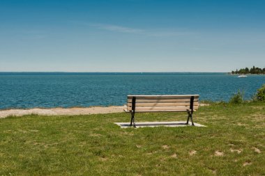 Büyük bir gölün kıyısında yalnız bank