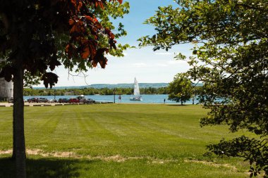 İskeleye rıhtım yakınında yelkenli tekne