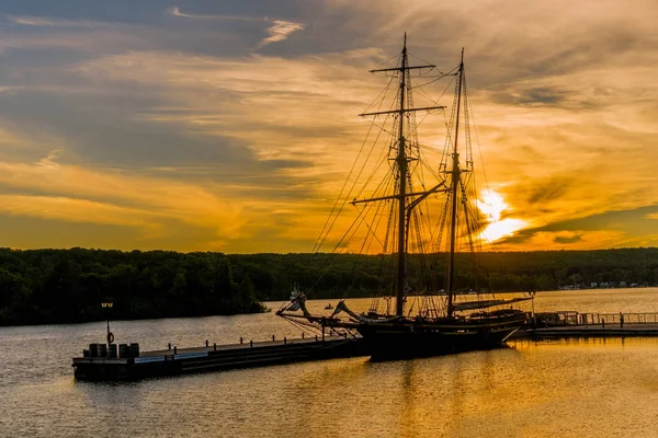 Two-masted brig moored at sunset at the pier — Stock Photo, Image