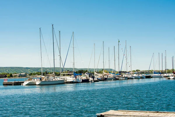 Muelle en la laguna azul para yates, sobre el telón de fondo de gree —  Fotos de Stock