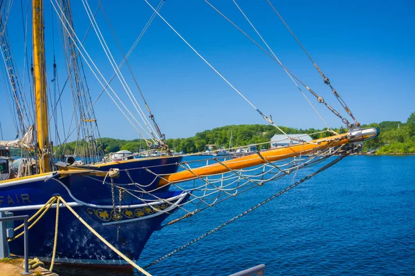 Fragmento do arco de um veleiro com um bowsprit — Fotografia de Stock