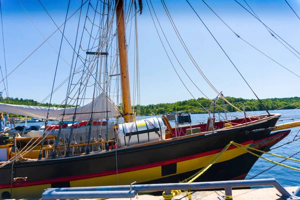 Fragment of a sailboat moored at the pier — Stock Photo, Image