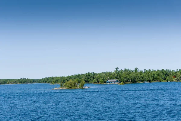 Feriehus på øen nær vandet - Stock-foto