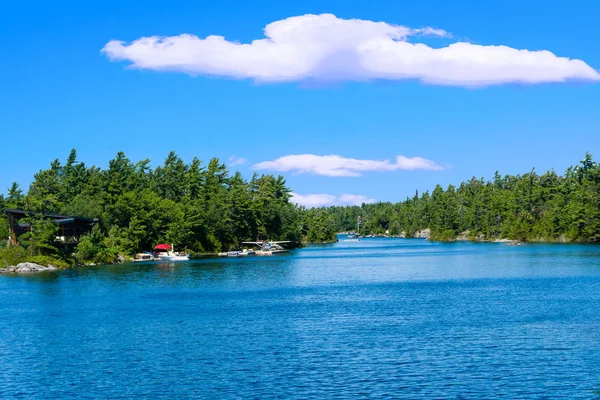 Relájese en el lago en una pequeña isla — Foto de Stock