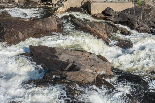 Büyük taşlar arasında acele su akıntısı