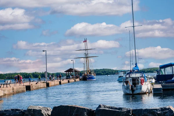 Kväll på piren i viken — Stockfoto