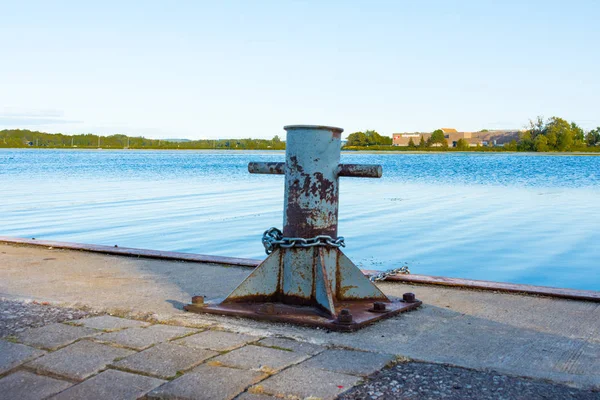 Pollare på piren för små yachter och båtar — Stockfoto