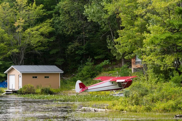 Un piccolo idrovolante galleggiante si trova ai margini del lago — Foto Stock