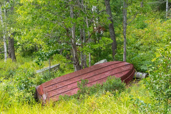 Bateau en métal avec un fond rouillé sur le lac — Photo