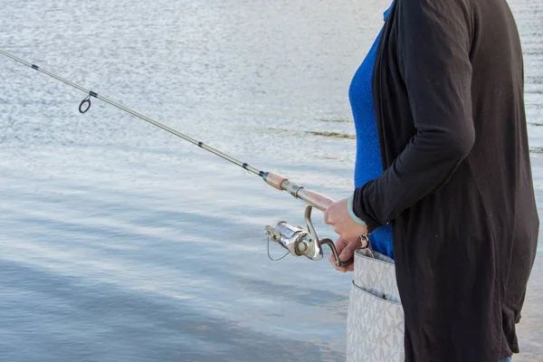 Donna che pesca su un lago a filatura — Foto Stock