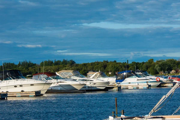 Jachten op de pier in de baai van Lake Simcoe — Stockfoto