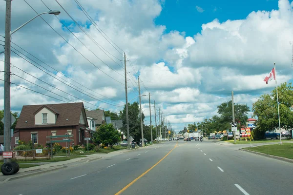 Cesta do města pod modrou oblohou s bílými mraky Stock Snímky