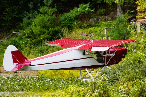 水上飛行機は家の近くに立っている ロイヤリティフリーのストック画像