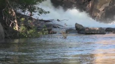 Büyük taşlar arasında acele su akıntısı