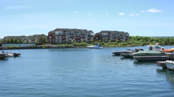 Bateaux Dans Baie Sur Jetée Près Grands Complexes Hôteliers Debout — Video