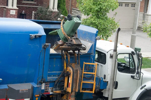 Rejet automatique de déchets alimentaires dans le camion à ordures Image En Vente