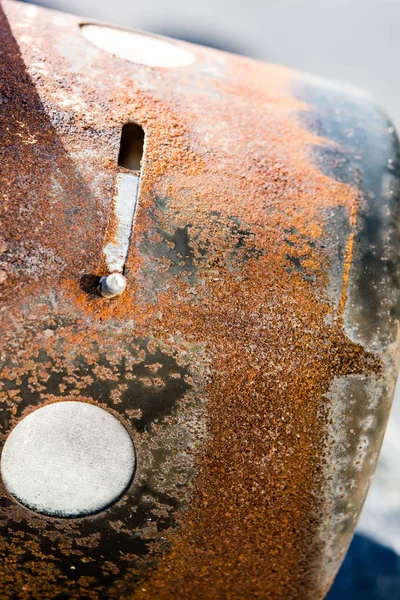 Oxido en una taza de metal esmaltado —  Fotos de Stock
