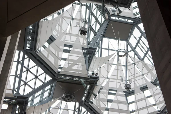 현대 건물의 천장의 조각 스톡 사진