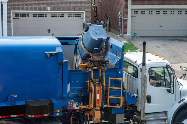 Belediye hizmetleri, vatandaşların evlerinden sürekli çöp toplama olanağı sağlıyor