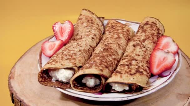 Crêpes Fromage Cottage Fraises Sur Une Assiette Blanche Support Bois — Video