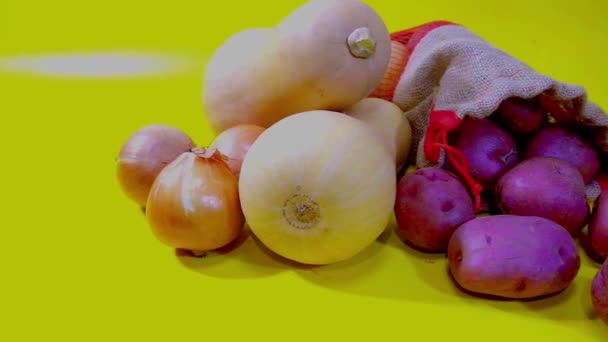 Rote Kartoffeln Einer Tüte Zwei Kürbisse Und Zwiebeln Großaufnahme Vor — Stockvideo