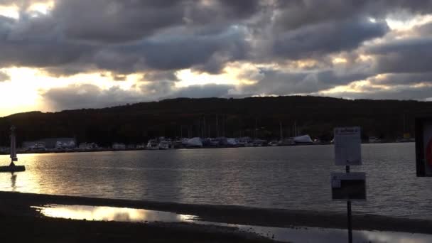 Těžké podzimní mraky nad přístavem — Stock video