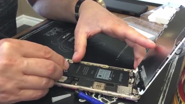 Apple smartphone réparation retirer la batterie — Video