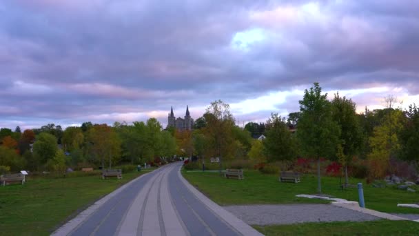 Église Dans Soirée Déjà Allumé Éclairage Traverse Sur Les Dômes — Video