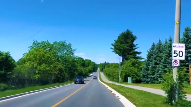 Wirtschaftsgebäude Ende Eines Großen Feldes Das Sich Entlang Der Straße — Stockvideo